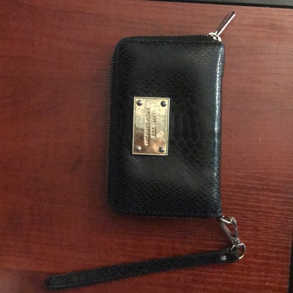 Michael Kors wristlet Black used some wear & tear - Picture 5 of 5